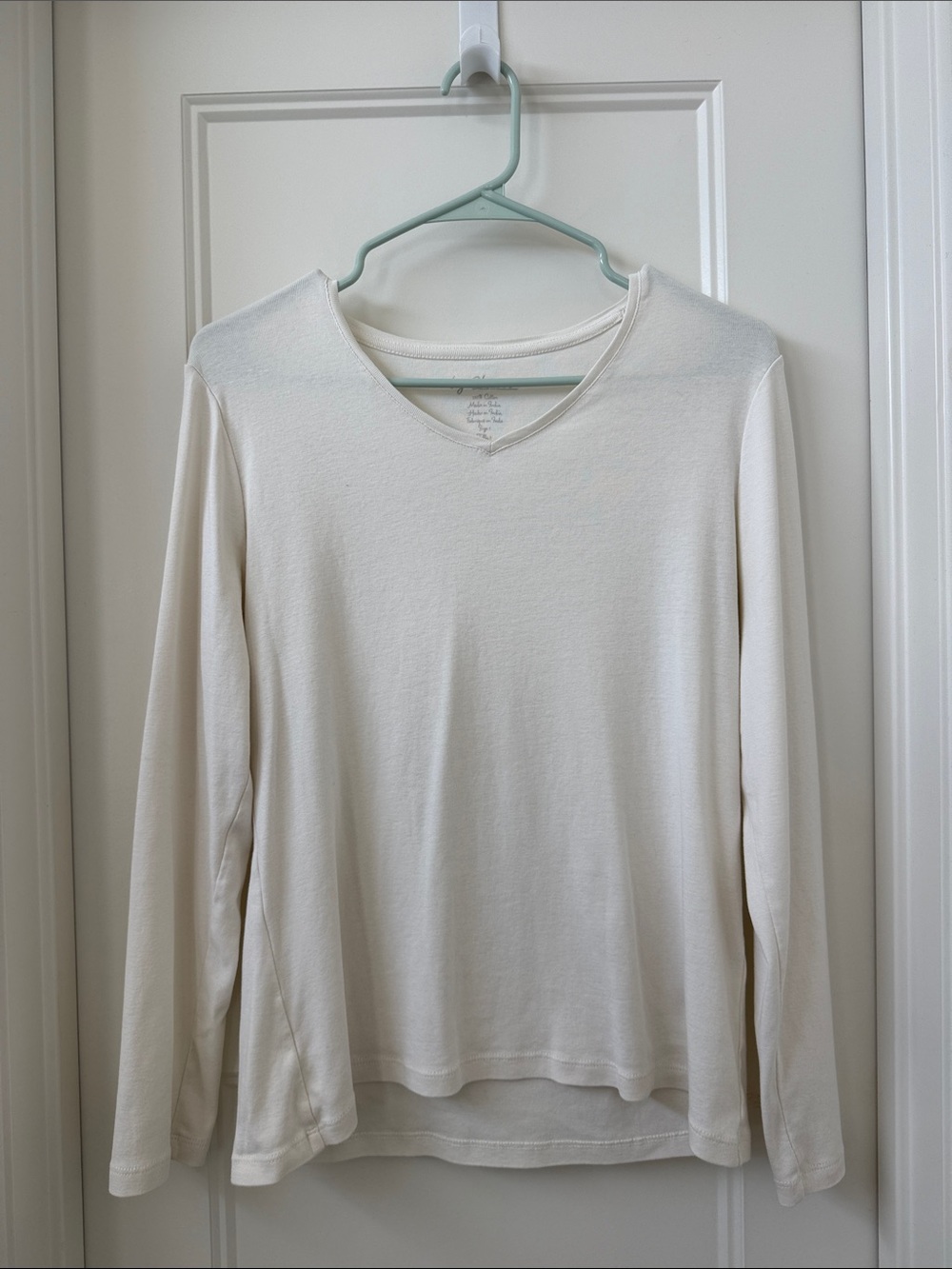 Classic Women's Long-Sleeve V-Neck Sweater in Cream 100% cotton